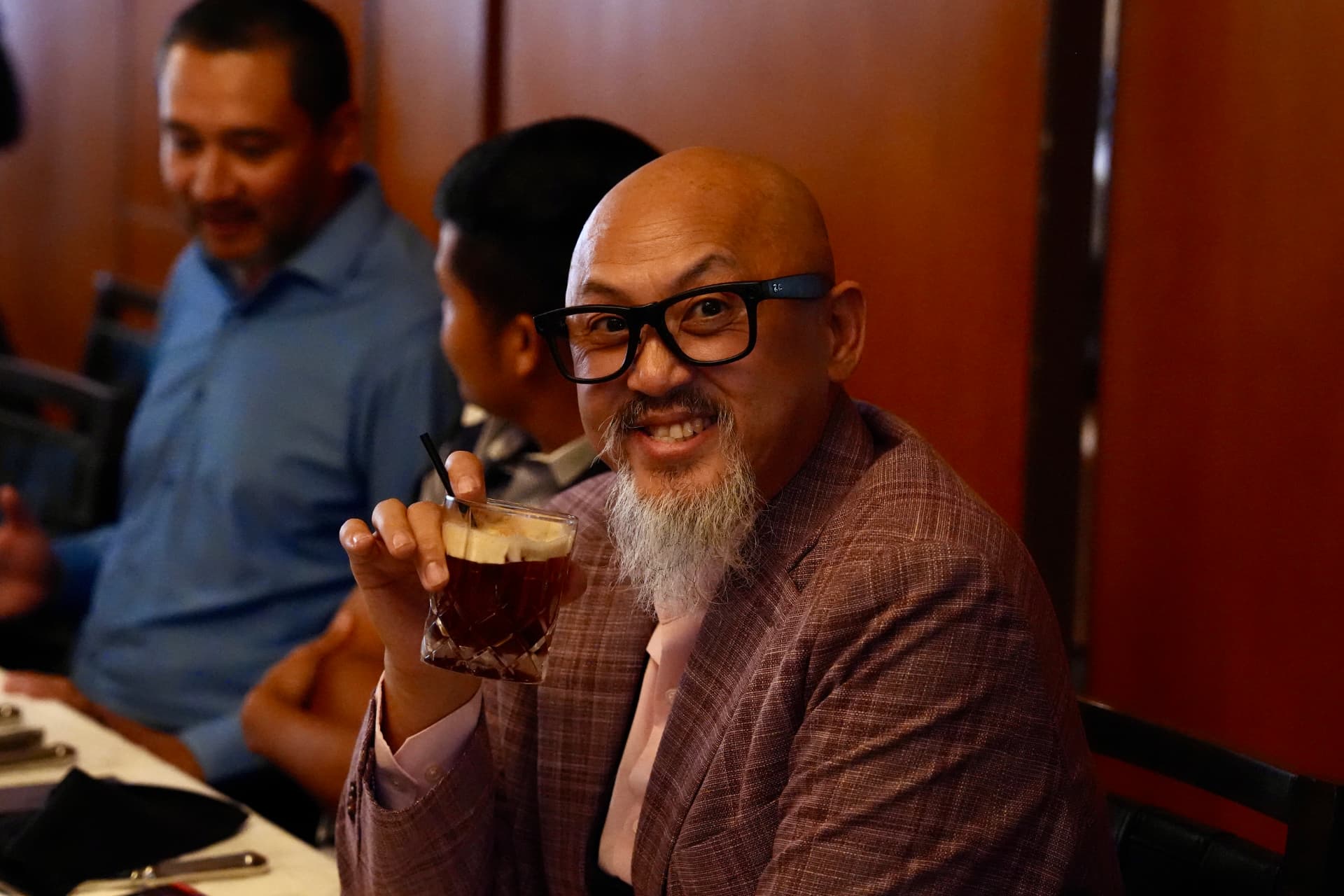 An attendee enjoying the evening at the Houston dinner